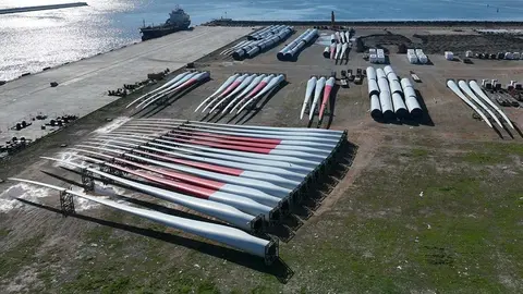 Zona de acopio del material junto a TTI Algeciras, en el puerto algecireño