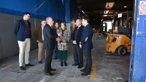 Responsables municipales y autonómicos, en las instalaciones de la ITV en Algeciras 
