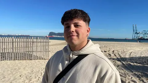 El joven artistia algecireño, en su playa de 'El Rinconcillo'