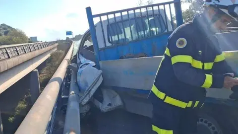 Así ha quedado el vehículo accidentado. FOTO: Bomberos C&aacute;diz