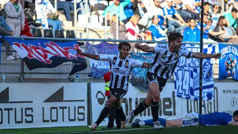 Joao Pedro y Carbiá celebran el tanto del empate de la Balona. FOTO - José Manuel Fernández