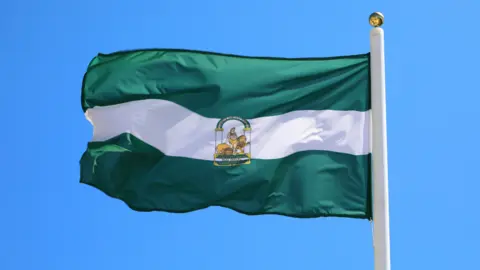 Los barre&ntilde;os volver&aacute;n a presumir de su comunidad con banderas en sus balcones y ventanas