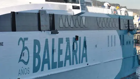 Uno de los buques que transitan habitualmente en el Estrecho