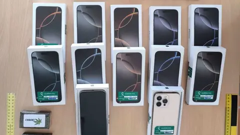 Teléfonos móviles falsos que se ofrecían por Internet. FOTO- Guardia Civil