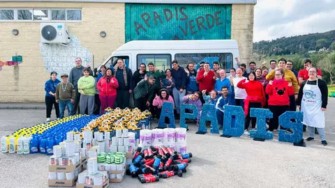 Usuarios de Apadis con la donación que, por séptimo año seguido, realizan a la Protectora de Animales