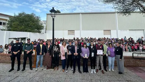 El alcalde, Adrián Vaca, en el centro, ha felicitado a la comunidad educativa del IES Almoraima