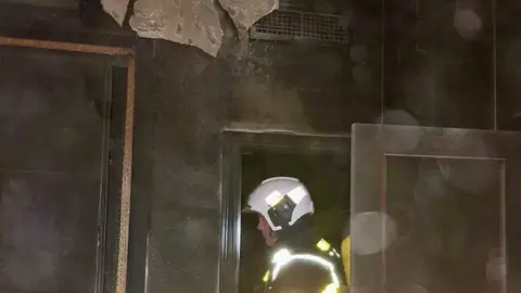 Los bomberos tuvieron que actuar para liberar el humo acuulado