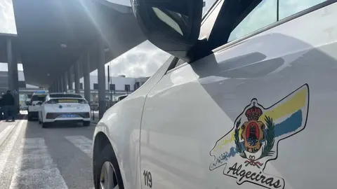 Taxis en el puerto de Algeciras, donde se produce esta actividad a todas luces ilegal por parte de conductores 'piratas'