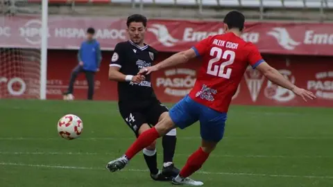 Aleix Coch, que volvió ayer con los albirrojos, despeja un balón en presencia de un rival