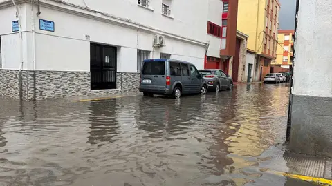Las lluvias ya hicieron estragos el pasado viernes en calles de la comarca, como se ve en ésta de La Línea. FOTO: Jos&eacute; Manuel Fern&aacute;ndez