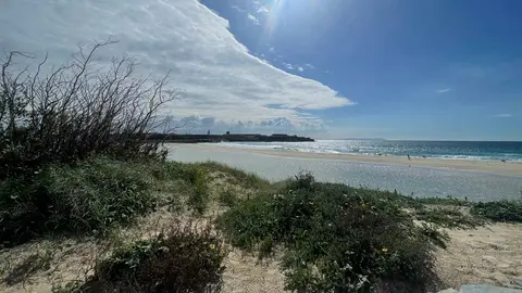 Playa de Los Lances, donde los ecoligistas han localizado múltiples vertidos