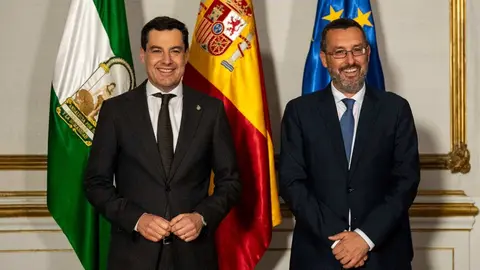 El presidente andaluz, Juanma Moreno Bonilla (i), ha atendido esta tarde al alcalde linense, Juan Franco