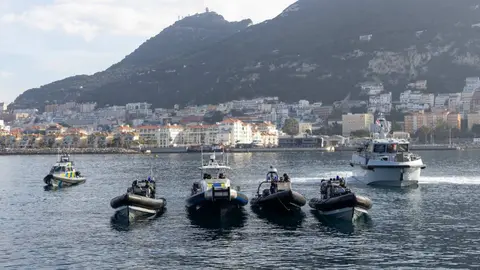 Embarcaciones de Gibraltar durante las maniobras llevadas a cabo en aguas pr&oacute;ximas al Pe&ntilde;&oacute;n