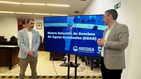 Concejal (I) y alcalde ofrecen detalles del nuevo proyecto 