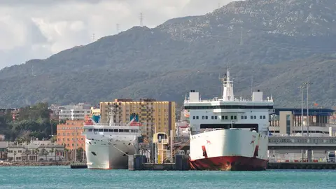 Buques atracados en el puerto algeciras, donde también se están sufriendo los estragos del temporal