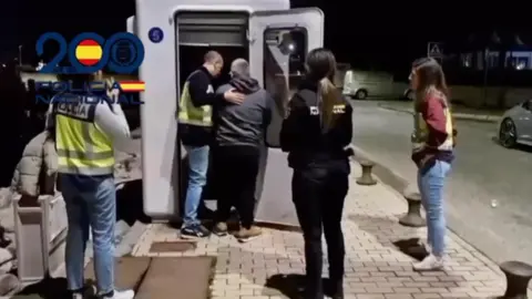Uno de los detenidos junto al Real Club Náutico de Algeciras