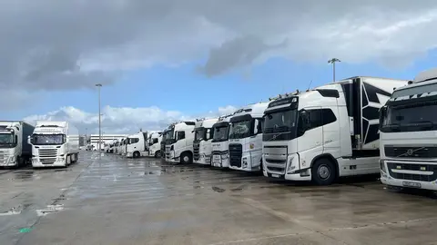 Alguna de las zonas de estacionamiento de camiones dentro del puerto algecireño