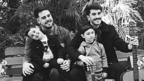 Fotografía compartida por el grupo durante la grabación del vídeo