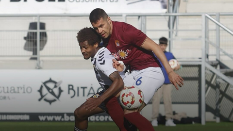 El local Joao Pedro lucha con un rival en el choque de este domingo. FOTO: RB Linense