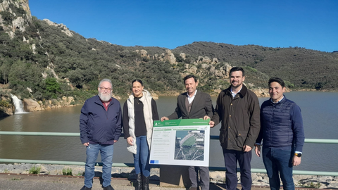 El subdelegado de la Junta, Javier Ros, junto al delegado territorial Francisco Moreno y los concejales locales Sara Lobato y Antonio Dávila
