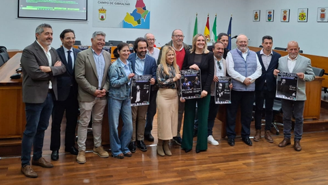 Foto de familia de todos los artífices de Mayo Flamenco y la web campogibralflamencos.com