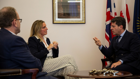 Picardo (d) dialoga con la presidenta en presencia de Cortés