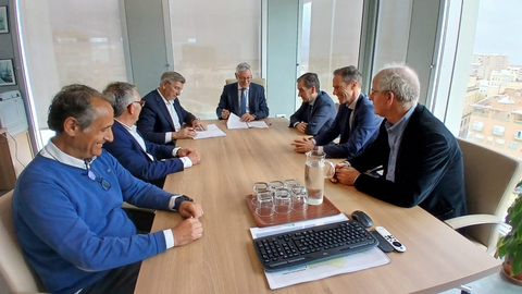 Momento de la firma de la documentación que confirma la llegada del grupo a la zona