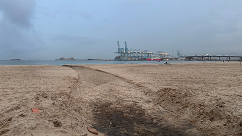 La playa del Rinconcillo, con el puerto al fondo