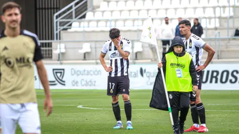 Jugadores de la Balona, cabizbajos, tras el final del partido