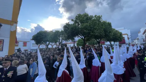 La plazoleta de San Isidro, donde no cabía ni un alfiler ante la salida del Medinaceli, que finalmente no se pudo efectuar por culpa de la lluvia 