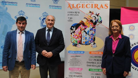 El empresario, Carmelo García (i), junto al alcalde y la concejal de Feria y Fiestas de Algeciras