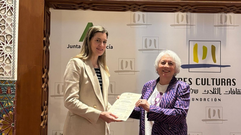 Isabel Romero (d), presidenta del Instituto Halal, entrega la renovación a Eva García, de la APBA