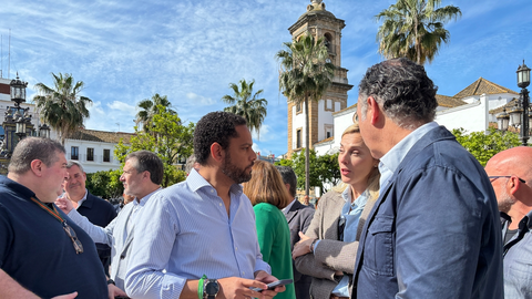 El secretario general de Vox, Ignacio Garrido (c), en la plaza Alta de Algeciras 