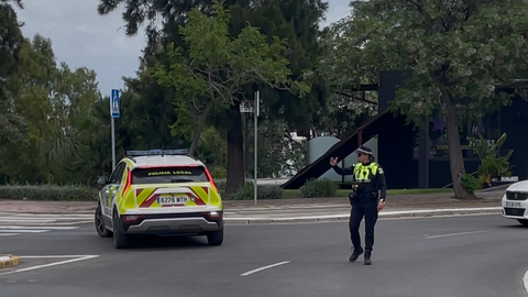 Policía Local actúa durante el apagón en la entrada de San García