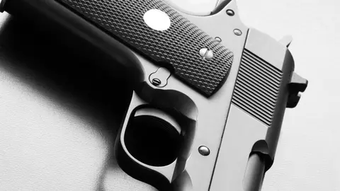 Uno de los detenidos portaba una pistola con la que amenaz&oacute; al agente