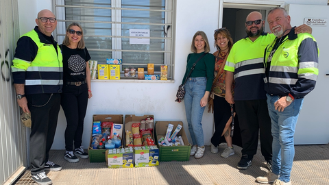 Algunos de los componentes de la asociación, durante la recogida de alimentos en la huelga