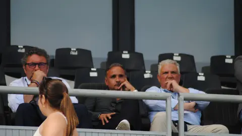 El palco, con Andr&eacute;s Rold&aacute;n, tras el descenso del equipo este domingo