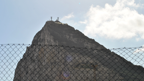 Salto ilegal desde la cima del Peñón de Gibraltar