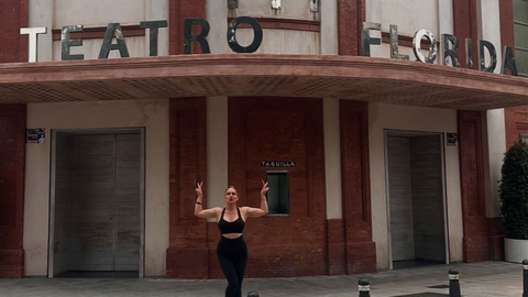 Nai Auzmendi, a las puertas del teatro en el que el próximo jueves sumará un nuevo éxito gracias a su pasión, el baile