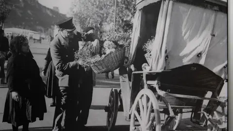 Imagen histórica de un funcionario durante una inspección en la frontera gibraltareña