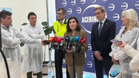 La consejera de Empleo, Rocío Blanco, durante su visita a la planta de Acerinox el pasado 25 de marzo
