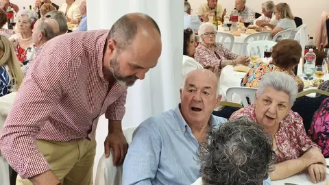 Almuerzo de mayores en la Feria de Los Barrios 17