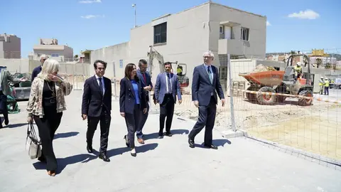La consejera, junto al alcalde (centro), durante la visita a las obras del puerto pesquero de La Atunara 