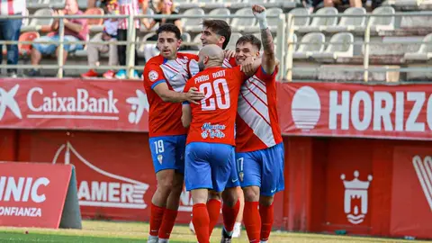Abrazos para Manín, tras anotar el 1-0 que puso el encuentro de cara para los locales. FOTO - Jairo Palma
