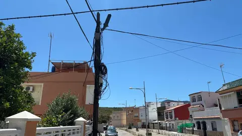 Así han quedado algunos tendidos tras el paso del camión
