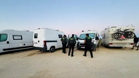 Agentes de la Guardia Civil intervienen en la acampada Ilegal de Tarifa