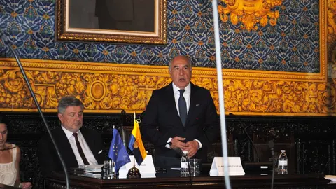 Landaluce (d), junto al presidente de la comisión, Bogdan Rzonca