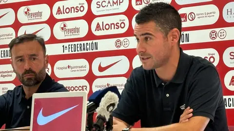 León (d), en la presentación de Fran Justo el pasado verano
