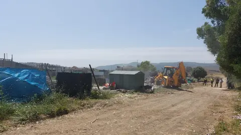 Maquinaría en acción ante la mirada de los agentes y técnicos municipales 