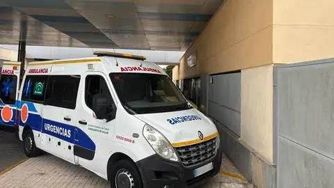 Ambulancia en la entrada de urgencias del hospital de Algeciras
